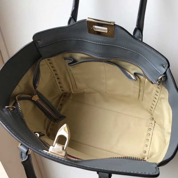 SOLD Valentino rockstud tote medium - Picture 7 of 8
